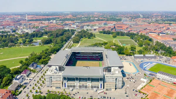 Копенгаген, Дания - 26 июня 2019 года: стадион Parken Stadium (Telia Parken) в Копенгагене. Место проведения матчей Евро-2020. Вид с воздуха, Вид с воздуха — стоковое фото