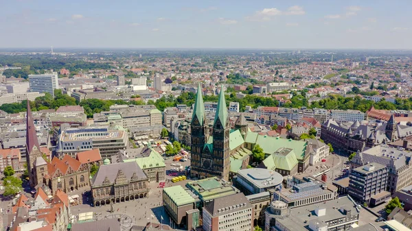 Bremen, Alemania. La parte histórica de Bremen, el casco antiguo. Catedral de Bremen (St. Petri Dom Bremen). Vista en vuelo, Vista aérea — Foto de Stock