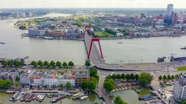 Rotterdam, Nederländerna. Williamsburg Suspension Bridge över floden Nieuwe Maas, Flygfoto — Stockfoto