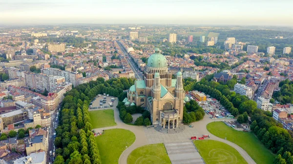Bruxelles, Belgique. Basilique nationale du Sacré-Cœur. Tôt le matin, Vue aérienne — Photo