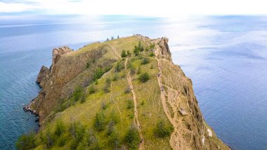 MYS Khoboy (Cape Khoboy). Rusya, Baykal Gölü, Olkhon Adası. Üzerinden dron Olkhon Adası en kuzeydeki nokta 