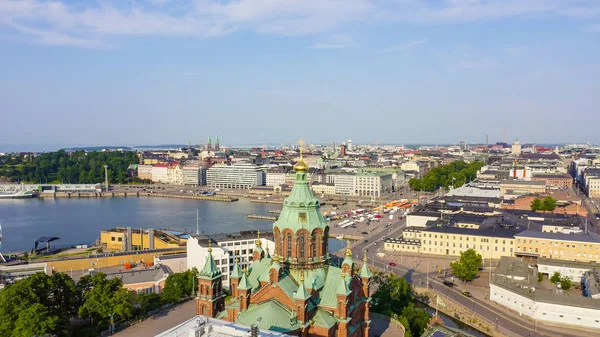 Helsinki, Finlandia. Centro de la ciudad vista aérea. Catedral de la Asunción, desde el dron — Foto de Stock