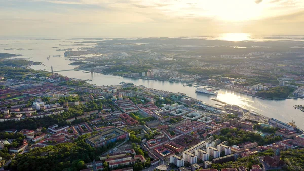 Göteborg, Švédsko-25. června 2019: na řece Stenaline se jede podél řeky. Panorama města a řeky Goeta ELV, z dronu — Stock fotografie