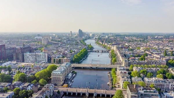 荷兰阿姆斯特丹。飞过城市的屋顶。阿姆斯特尔河， 鸟瞰图 — 图库照片