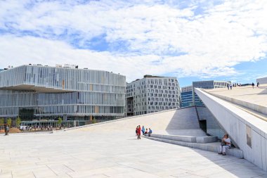 Oslo, Norveç - 24 Haziran 2019: Oslo Operasının girişinde 