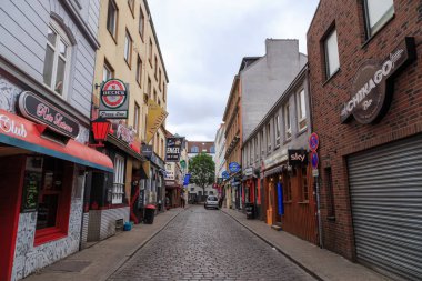 Hamburg, Almanya - 27 Haziran 2019: Red Li 'de parmaklıkları olan sokak