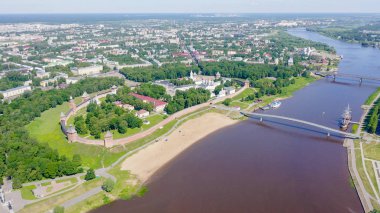 Veliky Novgorod, Rusya. Novgorod Kremlin (Detinets), Volkhov Nehri. Şehir üzerinde uçuş, Drone Gönderen 