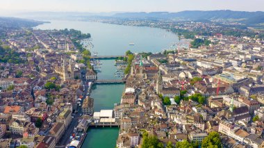 Zürih, İsviçre. Gökyüzünden şehrin panoraması. Zürih Gölü manzarası. Limmat Nehri Sona Erişim Alanı, St. Peter Kilisesi, Fraumunster Kilisesi, Hava Manzarası 