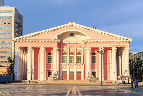 Mongolsko, Ulaanbaatar - 8. srpna 2018: Státní opera a balet — Stock fotografie