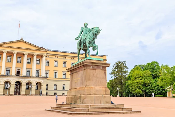 Oslo, Noruega. Estatua del rey Karl Johan en Oslo — Foto de Stock
