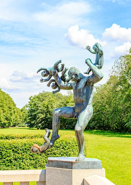 Oslo, Norvège - 24 juin 2019 : Sculptures situées sur le pont — Photo