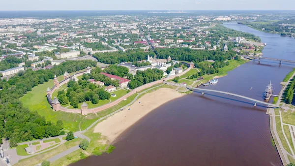 Veliky Novgorod, Ryssland. Novgorod Kremlin (Detinets), Volkhov River. Flyg över staden, från Drone — Stockfoto