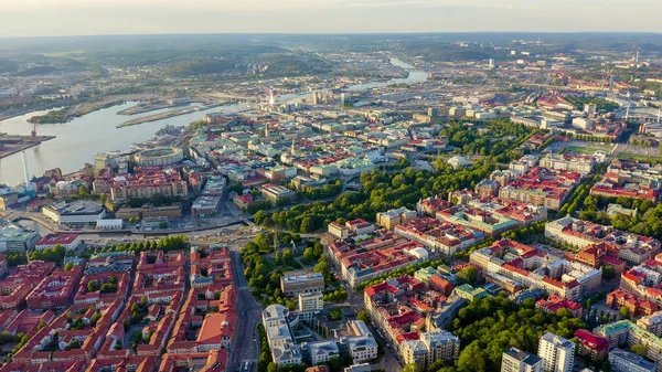 Gotemburgo, Suecia. Panorama de la ciudad y el río Goeta Elv. El centro histórico de la ciudad. Puesta del sol, desde el dron — Foto de Stock