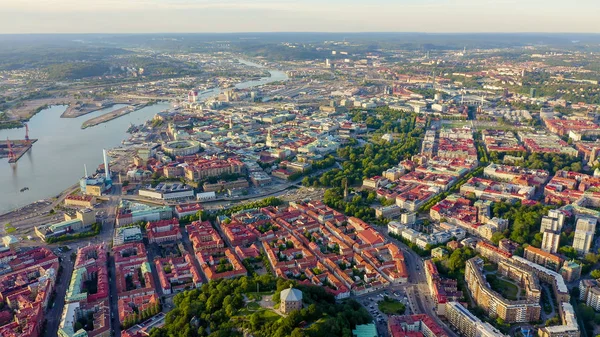 Gotemburgo, Suecia. Panorama de la ciudad y el río Goeta Elv. El centro histórico de la ciudad. Puesta del sol, desde el dron — Foto de Stock