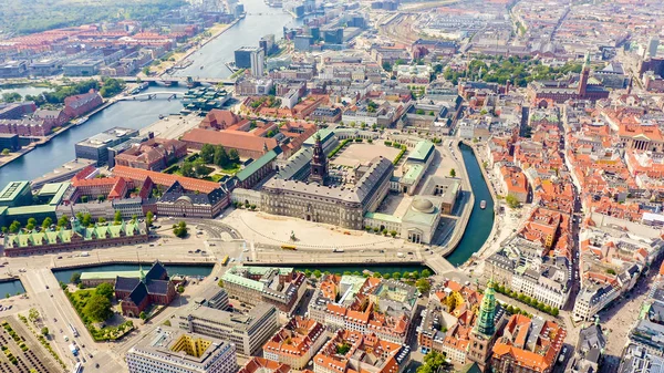 Copenhague, Dinamarca. Palacio Real Christiansborg, Christiansborg Slotsplads, From Drone — Foto de Stock