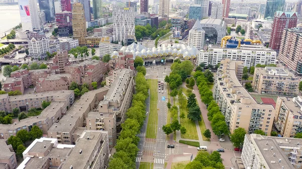 Роттердам, Нідерланди - 1 липня 2019: панорама ділової частини міста. Cubic house (Kijk-Kubus) and Market Hall (Markthol), Aerial View — стокове фото
