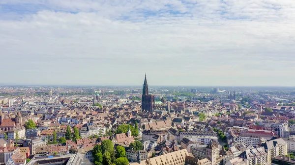 Estrasburgo, Francia. La parte histórica de la ciudad, Catedral de Estrasburgo, Vista aérea — Foto de Stock