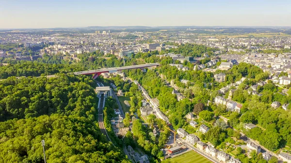 Luxemburgo, Centro histórico de la ciudad por la mañana. Pont Rouge, Vista aérea —  Fotos de Stock