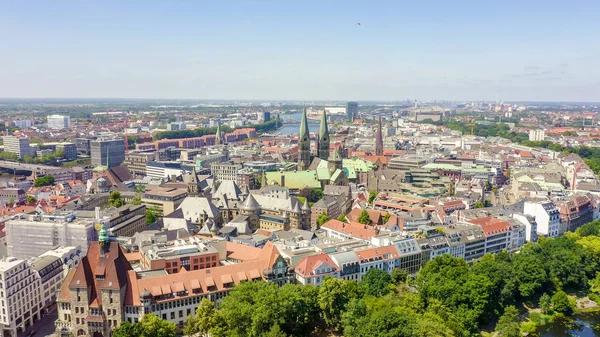 Bremen, Alemania. La parte histórica de Bremen, el casco antiguo. Catedral de Bremen (St. Petri Dom Bremen). Vista en vuelo, Vista aérea — Foto de Stock