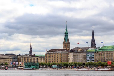Hamburg, Almanya - 27 Haziran 2019: B Gölü kıyısındaki evler