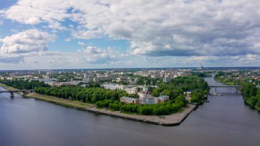 Tver şehrinin panoraması, Rusya. Havadan görünüm. Volga Nehri, Drone'dan 
