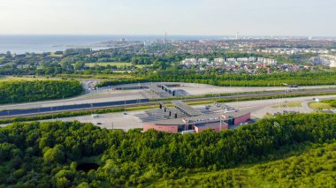 Malmö, İsveç. Araba ödeme noktası. Oresund köprüsü. İsveç ve Danimarka arasında yapay bir ada ile uzun bir tünel ve köprü, Aerial View 