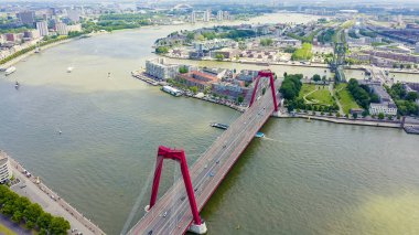 Rotterdam, Hollanda. Williamsburg Askılık Köprüsü Nieuwe Maas Nehri üzerinde, Hava Görüntüsü 