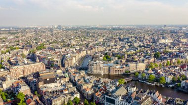 Amsterdam, Hollanda. Şehrin çatılarında uçuyor. Kentsel nakliye kanalları ile şehrin tarihi parçası, Havadan Görünümü 