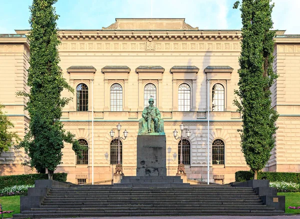 Хельсинки, Финляндия. Йохан Вильгельм Снеллман. Памятник был комп — стоковое фото