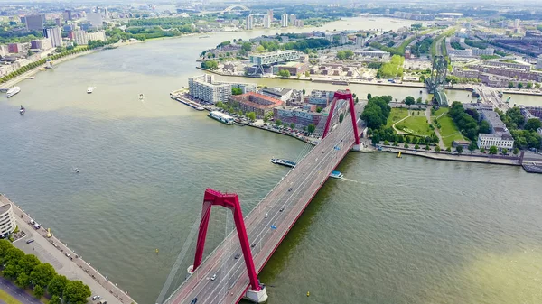 Rotterdam, Nizozemsko. Williamsburg Suspension Bridge over the Nieuwe Maas River, letecký pohled — Stock fotografie