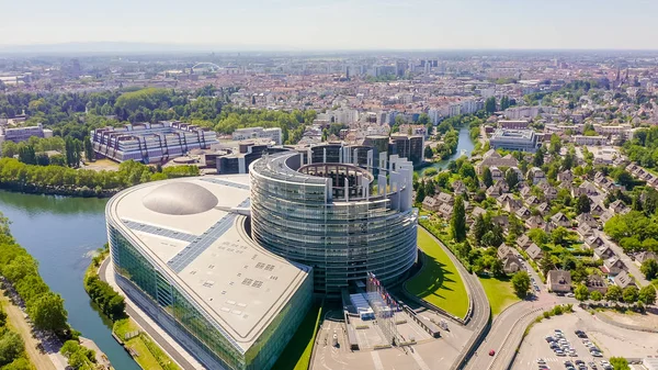 Štrasburk, Francie. Komplex budov je Evropský parlament, Evropský soud pro lidská práva, Palác Evropy, Letecký pohled — Stock fotografie