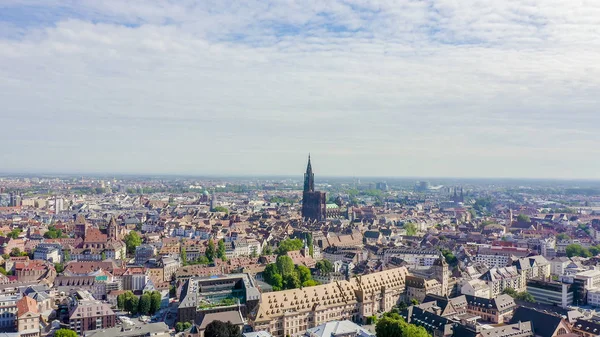 法国斯特拉斯堡。 城市的历史部分，斯特拉斯堡大教堂，空中景观 — 图库照片