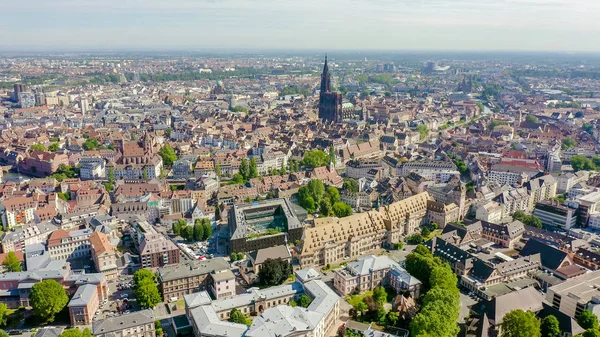 法国斯特拉斯堡。 城市的历史部分，斯特拉斯堡大教堂，空中景观 — 图库照片