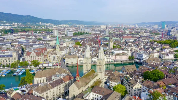 Zurigo, Svizzera. Panorama della città dall'alto. Limmat River Flow Point, Kvaybrucke Bridge, Sechselautenplatz Square, Vista aerea — Foto Stock