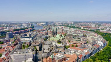 Bremen, Almanya. Bremen'in tarihi kısmı, eski şehir. Bremen Katedrali ( St Petri Dom Bremen ). Uçuşgörünümü, Havadan Görünüm 