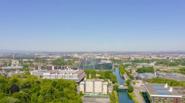 Strasbourg, Fransa. Binaların kompleksi Avrupa Parlamentosu, Avrupa İnsan Hakları Mahkemesi, Avrupa Sarayı, Havadan Bakış 