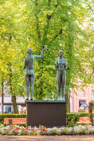 Helsinki, Finlandia - 21 de junio de 2019: Escultura "Fact and Fable". S — Foto de Stock