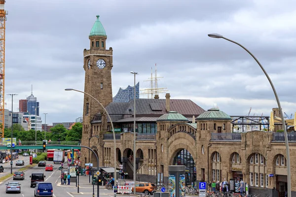 Hamburgo, Alemanha. St. Pauli Landungsbrcken - um maravilhoso conjunto de edifícios ao longo do Elba e, ao mesmo tempo, um importante centro de transporte — Fotografia de Stock