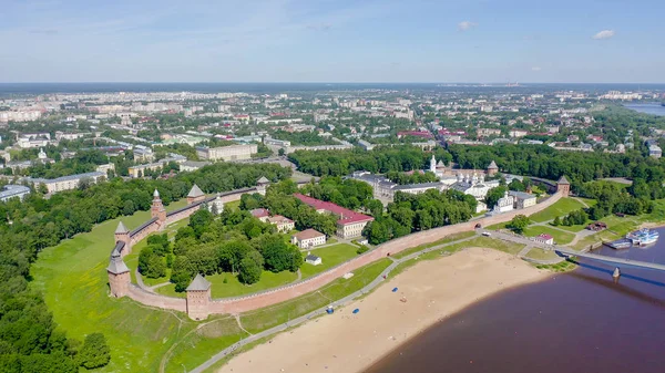 Veliky Novgorod, Rusland. Het Kremlin van Novgorod (Detinets), de Volkhov-rivier. Vlucht over de stad, van Drone — Stockfoto