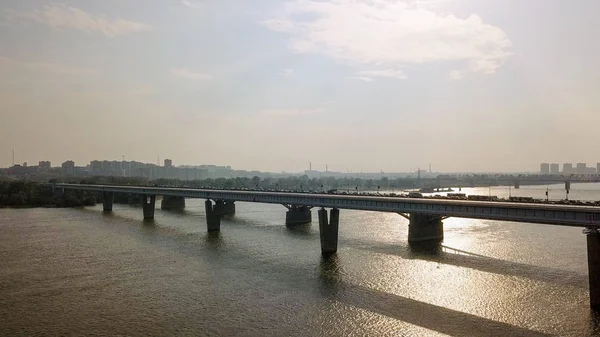 Puente del Metro y Puente Comunitario. Panorama de la ciudad de Novosibirsk. Vista sobre el río Ob. Rusia, de Dron —  Fotos de Stock