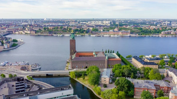 Estocolmo, Suecia. Ayuntamiento de Estocolmo. Stockholms stadshus. Construido en 1923, ayuntamiento de ladrillo rojo, de Drone — Foto de Stock