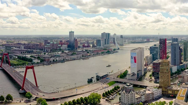 Rotterdam, Pays-Bas - 1er juillet 2019 : Vue aérienne du centre-ville avec des gratte-ciel, Vue aérienne — Photo