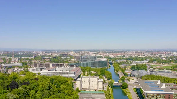 Strasburg, Francja. Kompleks budynków to Parlament Europejski, Europejski Trybunał Praw Człowieka, Pałac Europy, widok z lotu ptaka — Zdjęcie stockowe