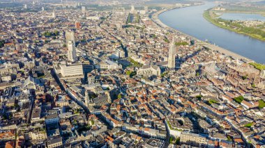 Antwerp, Belçika. Tarihi şehrin çatıları üzerinde uçuyor. Schelde (Esco) nehri. Antwerp Leydisi Katedrali. (Onze-Lieve-Vrouwekathedraal Antwerpen), Hava Görünümü 