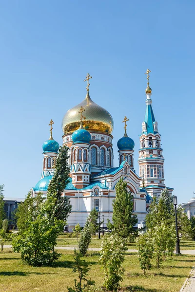Omsk, Rusia. La Catedral de la Asunción del Beato Vir — Foto de Stock