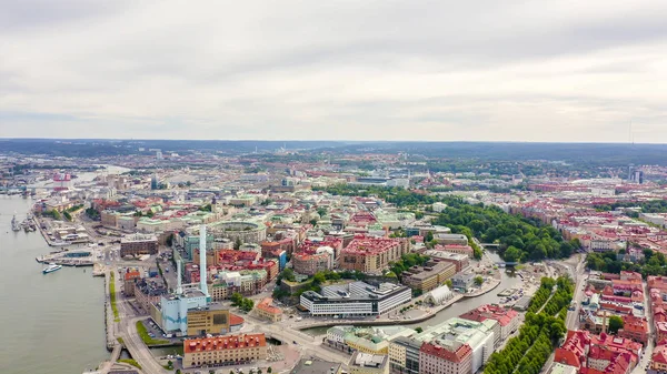 Gotemburgo, Suecia. Panorama de la ciudad y el río Goeta Elv. El centro histórico de la ciudad. Clima nublado, Desde Drone — Foto de Stock