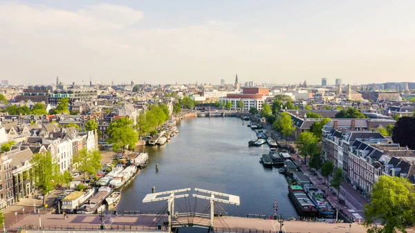 Amszterdam, Hollandia. Repül át a város háztetők. Amstel River, Amstel Gateway, légi-nézet — Stock Fotó