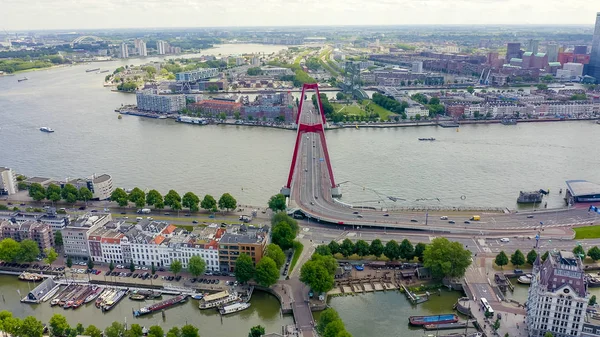 荷兰鹿特丹。 威廉斯堡悬索桥位于纽威马斯河畔，空中景观 — 图库照片