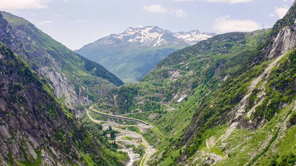 Suíça. Estrada pitoresca da montanha sinuosa com túneis Gotthardstrasse, vista aérea — Fotografia de Stock