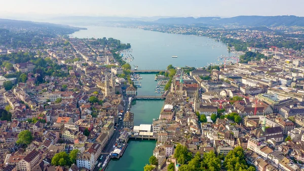 Zurigo, Svizzera. Panorama della città dall'alto. Vista sul lago di Zurigo. Limmat River Scadenza sito, Chiesa di San Pietro, Fraumunster Chiesa, Vista aerea — Foto Stock